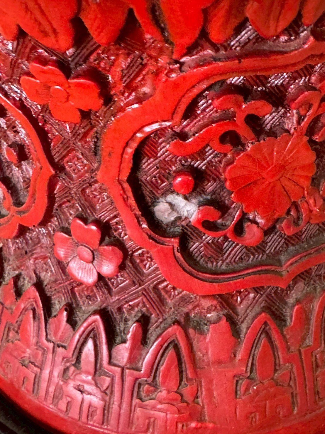 大行日本藝術倉儲 古董 收藏 拍賣 本高階雕漆花瓶 帶銅膽漆器收藏 職人剔紅立體花器 昭和盛世錦紋裝飾 空間壓艙石選物 博物館級雕漆藝術 高級文房陳設 歷史感紅漆大瓶 絕版古物投資 日本回流工藝重器