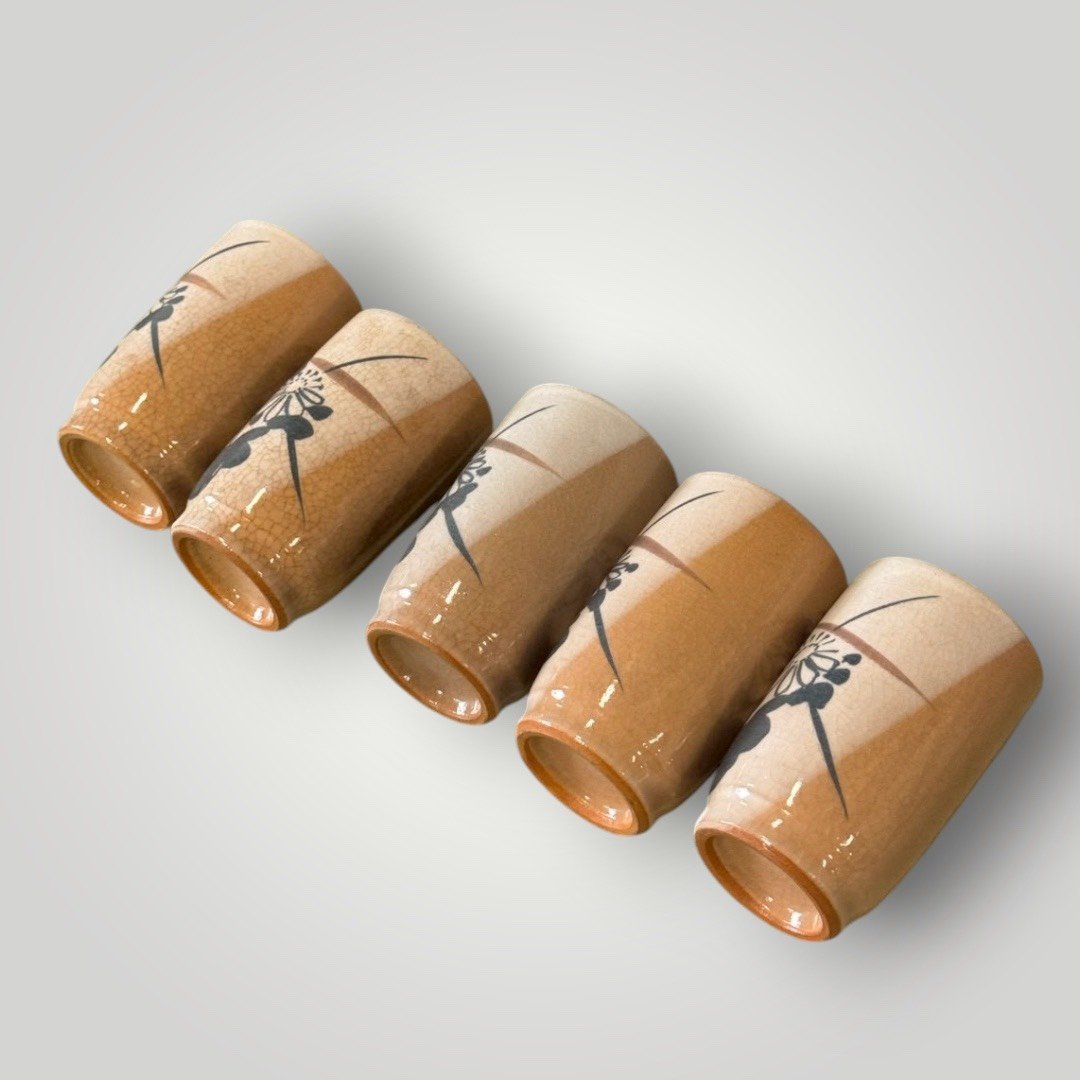 大行日本藝術倉儲 古董 收藏 拍賣 日本陶製茶杯組 手繪湯吞收藏 日式民藝風格茶具 菊花紋陶杯 日本回流古物 釉下彩茶杯 手工陶器選物 居家茶席道具 和風生活器皿 五只合售茶具組