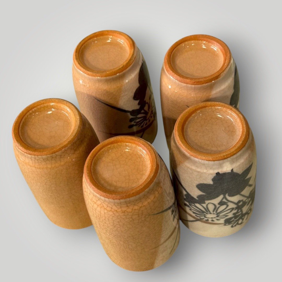 大行日本藝術倉儲 古董 收藏 拍賣 日本陶製茶杯組 手繪湯吞收藏 日式民藝風格茶具 菊花紋陶杯 日本回流古物 釉下彩茶杯 手工陶器選物 居家茶席道具 和風生活器皿 五只合售茶具組