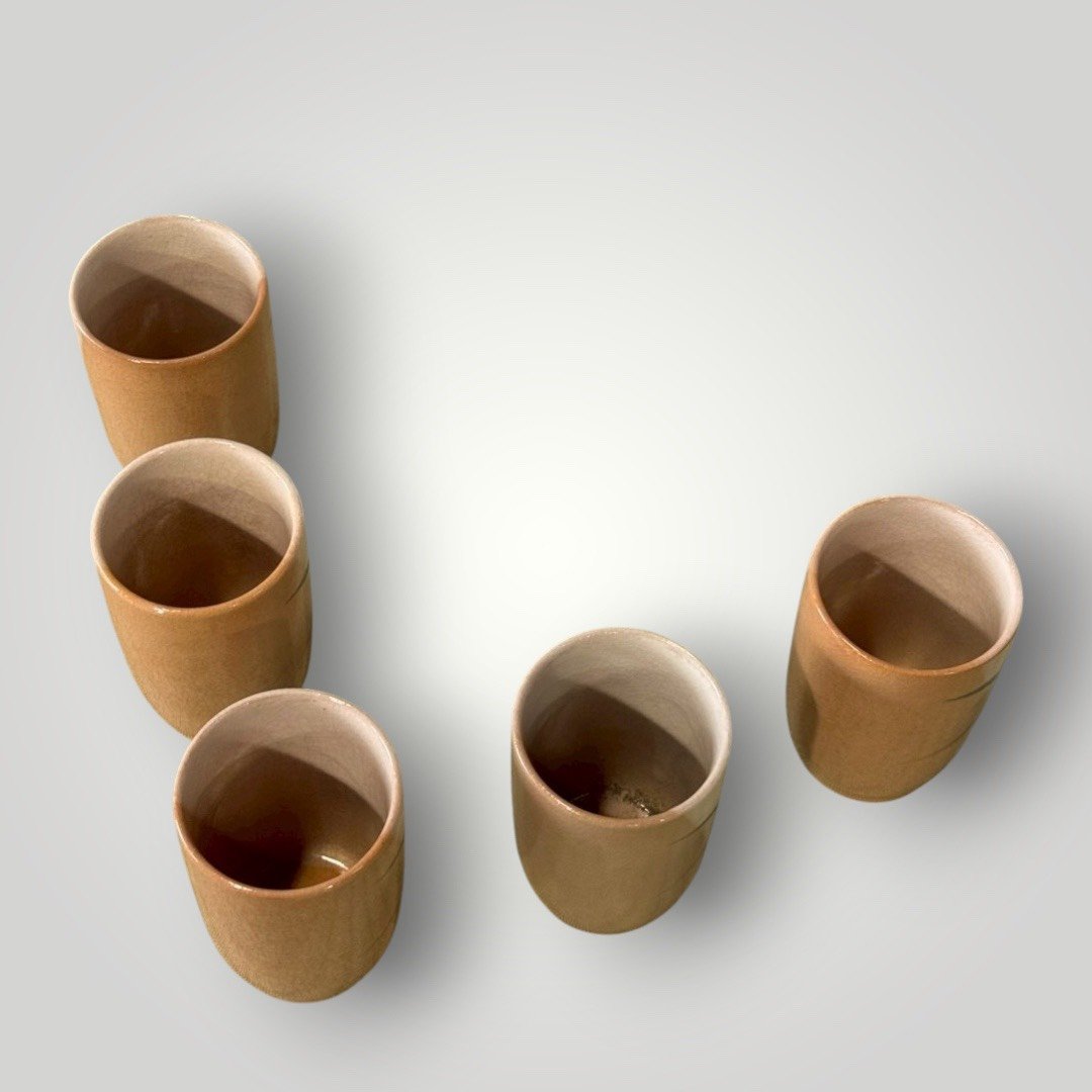 大行日本藝術倉儲 古董 收藏 拍賣 日本陶製茶杯組 手繪湯吞收藏 日式民藝風格茶具 菊花紋陶杯 日本回流古物 釉下彩茶杯 手工陶器選物 居家茶席道具 和風生活器皿 五只合售茶具組