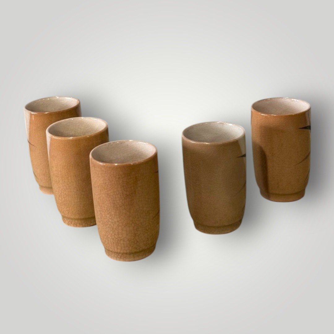 大行日本藝術倉儲 古董 收藏 拍賣 日本陶製茶杯組 手繪湯吞收藏 日式民藝風格茶具 菊花紋陶杯 日本回流古物 釉下彩茶杯 手工陶器選物 居家茶席道具 和風生活器皿 五只合售茶具組