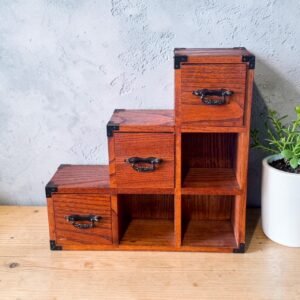 古董 收藏 日本階梯小櫃 展示櫃收藏 階段簞笥模型 日式收納藝品 職人手作木櫃 和風桌面擺飾 復古金屬拉手木櫃 文人雅趣選物 空間軟裝小梯櫃 大行日本藝術倉儲