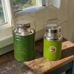 古董 收藏 日本昭和保溫瓶 Tiger 虎牌復古收藏 昭和生活美學選物 早期玻璃內膽熱水瓶 懷舊金屬保溫瓶 日本回流老件 昭和工業設計 復古露營美學裝飾 大行日本藝術倉儲 昭和紅虎標誌