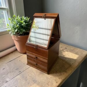 古董 收藏 日本老件化妝箱 復古木製鏡台 手提收納鏡箱 昭和懷舊珠寶盒 古典日式家具 實木鏡箱收藏 空間軟裝藝術品 舊物美學化妝箱 文人風收納箱 大行日本藝術倉儲