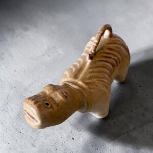 古董 收藏 京都萬珠堂陶器 日本陶製老虎置物 萬珠堂開運飾品 京燒老虎擺飾 日本老件陶器收藏 鎮宅老虎飾品 復古日式工藝 萬珠堂製老虎 居家開運擺件 大行日本藝術倉儲