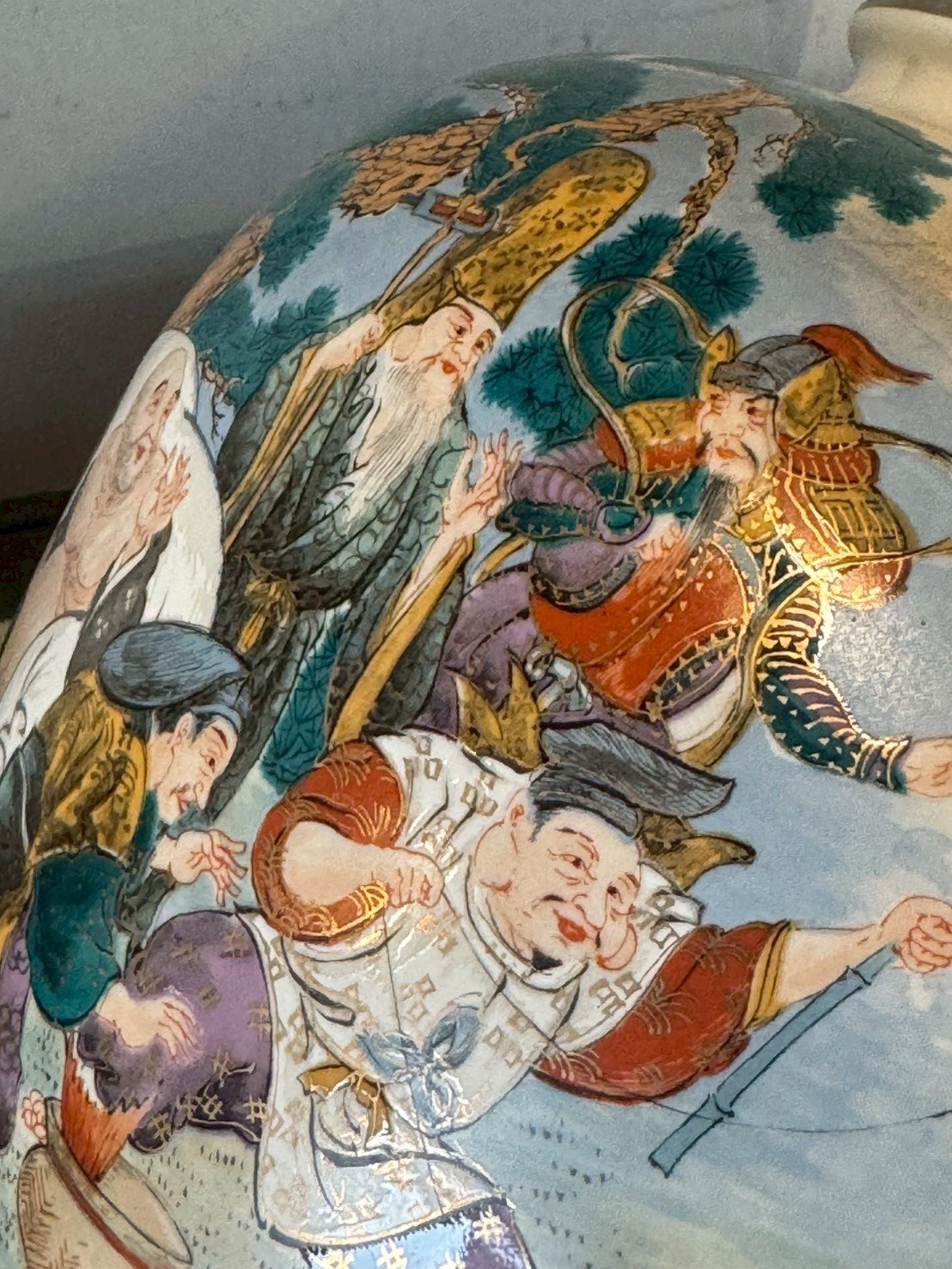 古董 古玩 收藏 大行日本藝術倉儲 九谷燒七福神花瓶 日本七福神花瓶 日本九谷燒飾壺 日本七福神收藏 日本手繪九谷燒 日本古董花瓶 日本吉祥擺件 日本招財擺飾 日本陶瓷收藏 日本九谷燒古物 居家風水 室內擺設