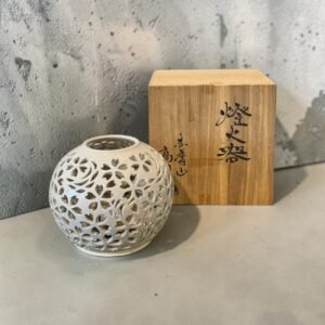 古董 古物 收藏 大行日本藝術倉儲 日本赤膚燒 赤膚燒燈器 日本陶製燈罩 櫻花透雕燈 日本燭燈罩 日本古物 日本陶藝收藏 茶道空間擺飾 和風居家擺飾 日式燈飾