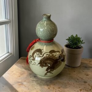日本相馬燒 日本相馬燒花器 相馬燒葫蘆花器 青瓷開片花器 駒繪馬紋陶瓷 日本葫蘆花瓶 日本陶瓷花器 日式茶室擺飾 日本陶藝收藏 和風居家擺飾 古董 古物 收藏 大行日本藝術倉儲