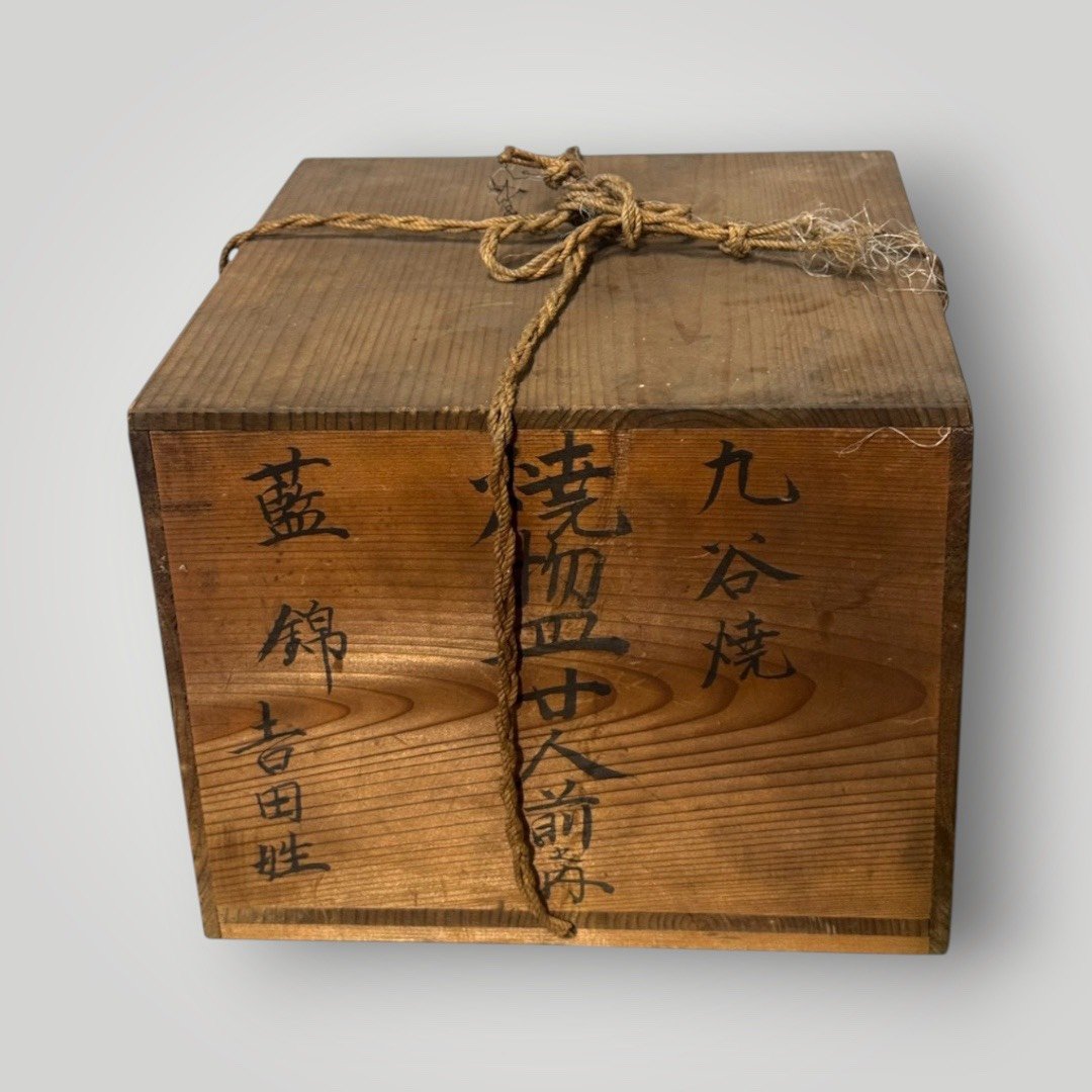 日本九谷燒 九谷燒老件 染付山水盤 青花山水瓷盤 九谷燒十客皿組 日本老瓷器 山水樓閣圖瓷盤 日式餐具收藏 日本陶瓷擺飾 茶席懷石料理器皿 古董 古物 收藏 大行日本藝術倉儲