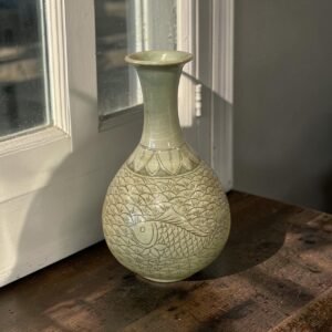 朝鮮粉青沙器 粉青沙器花瓶 象嵌魚紋瓶 朝鮮古陶瓷 韓國古陶花器 青灰釉陶瓷 魚紋陶瓷花瓶 侘寂風花器 東方禪意擺飾 茶室古陶擺件 古董 古物 收藏 大行日本藝術倉儲