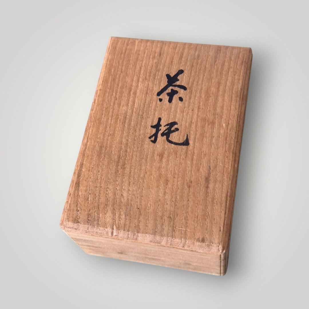 日本老件茶托 手打銅製茶托 十二生肖茶托 生肖浮雕茶托 日本銅器茶道具 日式煎茶茶托 日本金工老件 原木箱茶道具 日式茶席擺設 十二生肖銅器 古董 古物 收藏 大行日本藝術倉儲