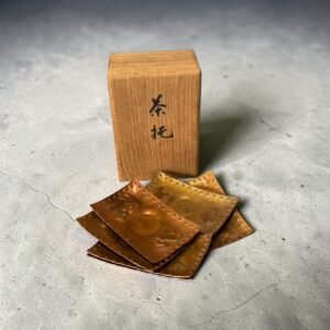 日本老件茶托 手打銅製茶托 十二生肖茶托 生肖浮雕茶托 日本銅器茶道具 日式煎茶茶托 日本金工老件 原木箱茶道具 日式茶席擺設 十二生肖銅器 古董 古物 收藏 大行日本藝術倉儲