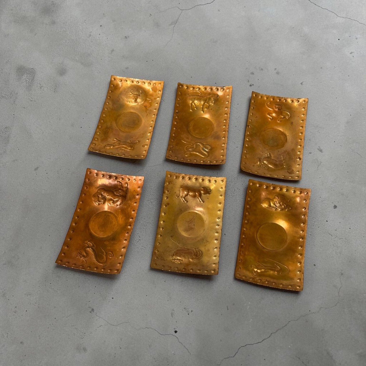 日本老件茶托 手打銅製茶托 十二生肖茶托 生肖浮雕茶托 日本銅器茶道具 日式煎茶茶托 日本金工老件 原木箱茶道具 日式茶席擺設 十二生肖銅器 古董 古物 收藏 大行日本藝術倉儲