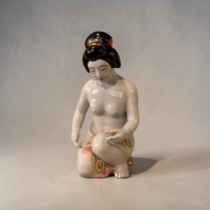日本九谷燒 九谷燒美人人形 日本裸婦陶瓷人形 艶姿美人擺件 日本人物陶瓷擺件 金彩色繪陶瓷 日本美人人形收藏 九谷燒人物置物 日本人體藝術擺件 日式和風藝術擺設 古董 古物 收藏 大行日本藝術倉儲