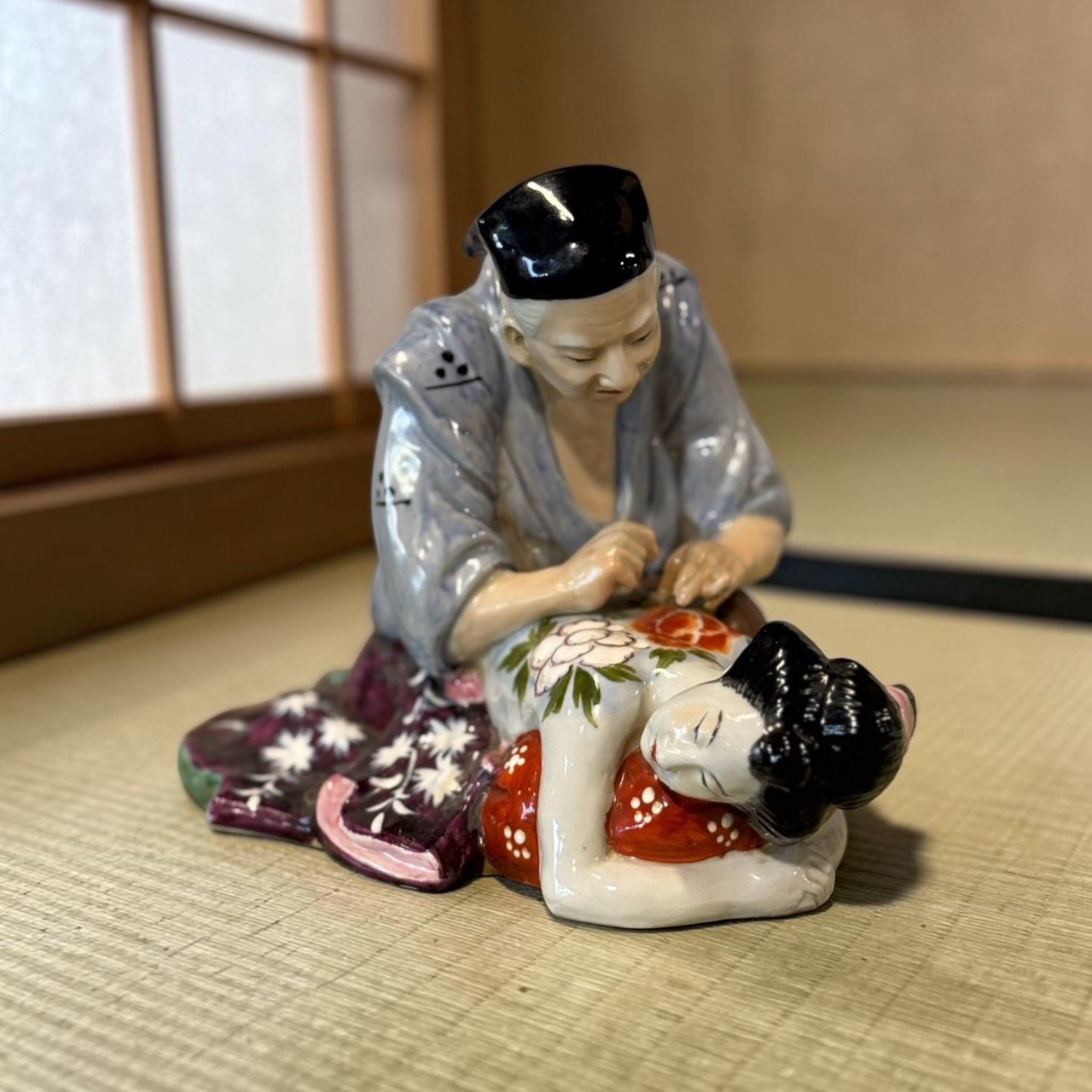 日本春宮陶瓷 日本人物陶塑 刺青師美人擺件 日本人體藝術擺件 底藏春畫陶人形 日本九谷風格陶瓷 日本美人陶瓷擺件 日本春畫藝術收藏 日本老件人物擺件 日式藝術空間擺設 古董 古物 收藏 大行日本藝術倉儲