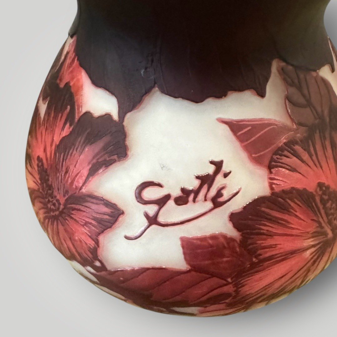 Gallé Style藝術玻璃 加萊風格玻璃花器 日本老件玻璃花瓶 酒紅花卉玻璃花器 乳白套色玻璃花瓶 復古藝術玻璃花器 新藝術風格花瓶 Art Nouveau玻璃花器 歐式古典玻璃擺件 花卉紋藝術玻璃 古董 古物 收藏 大行日本藝術倉儲