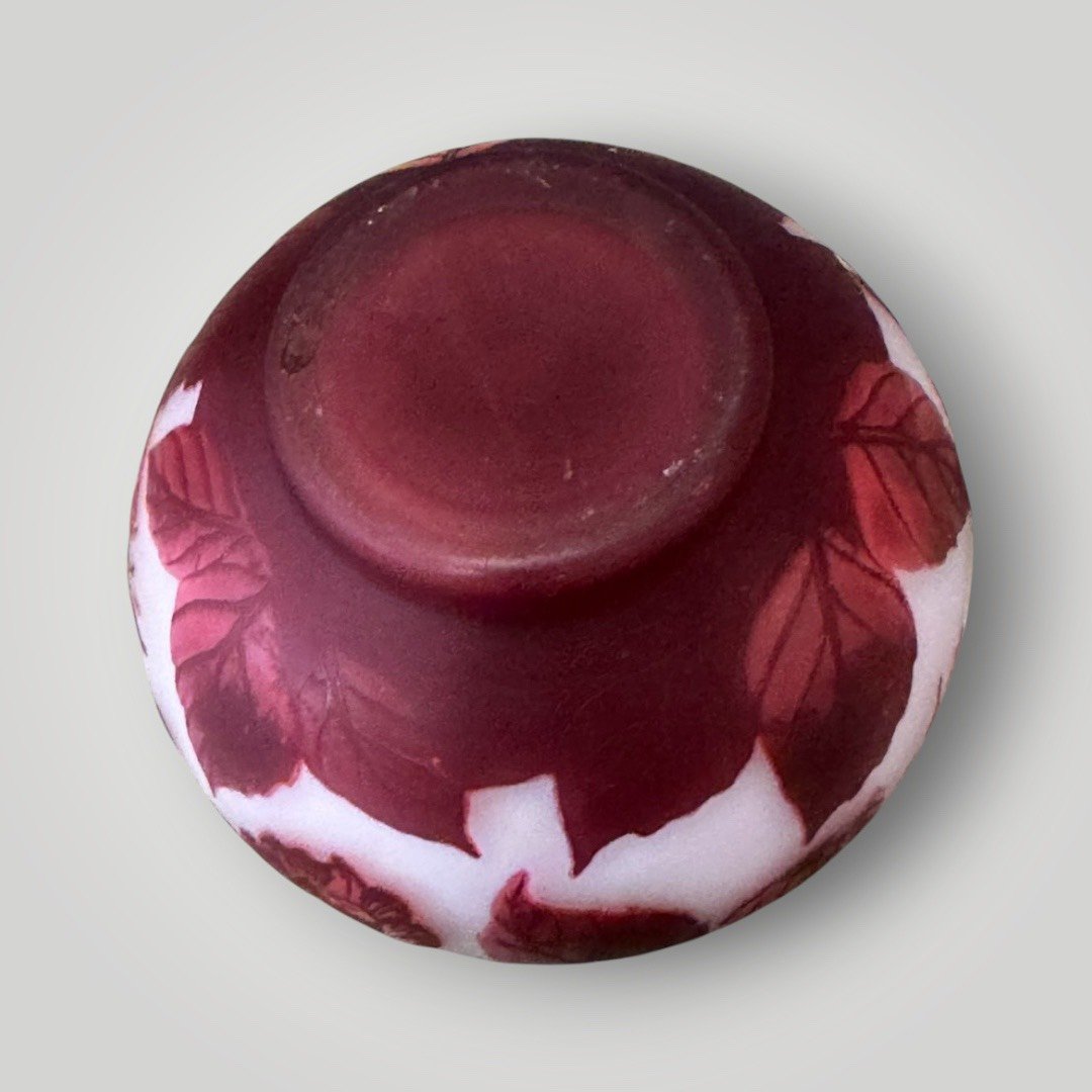 Gallé Style藝術玻璃 加萊風格玻璃花器 日本老件玻璃花瓶 酒紅花卉玻璃花器 乳白套色玻璃花瓶 復古藝術玻璃花器 新藝術風格花瓶 Art Nouveau玻璃花器 歐式古典玻璃擺件 花卉紋藝術玻璃 古董 古物 收藏 大行日本藝術倉儲