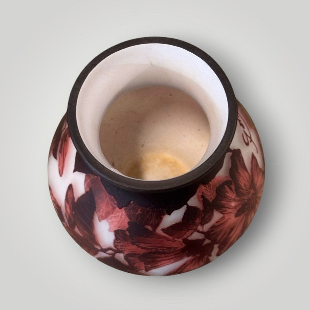 Gallé Style藝術玻璃 加萊風格玻璃花器 日本老件玻璃花瓶 酒紅花卉玻璃花器 乳白套色玻璃花瓶 復古藝術玻璃花器 新藝術風格花瓶 Art Nouveau玻璃花器 歐式古典玻璃擺件 花卉紋藝術玻璃 古董 古物 收藏 大行日本藝術倉儲