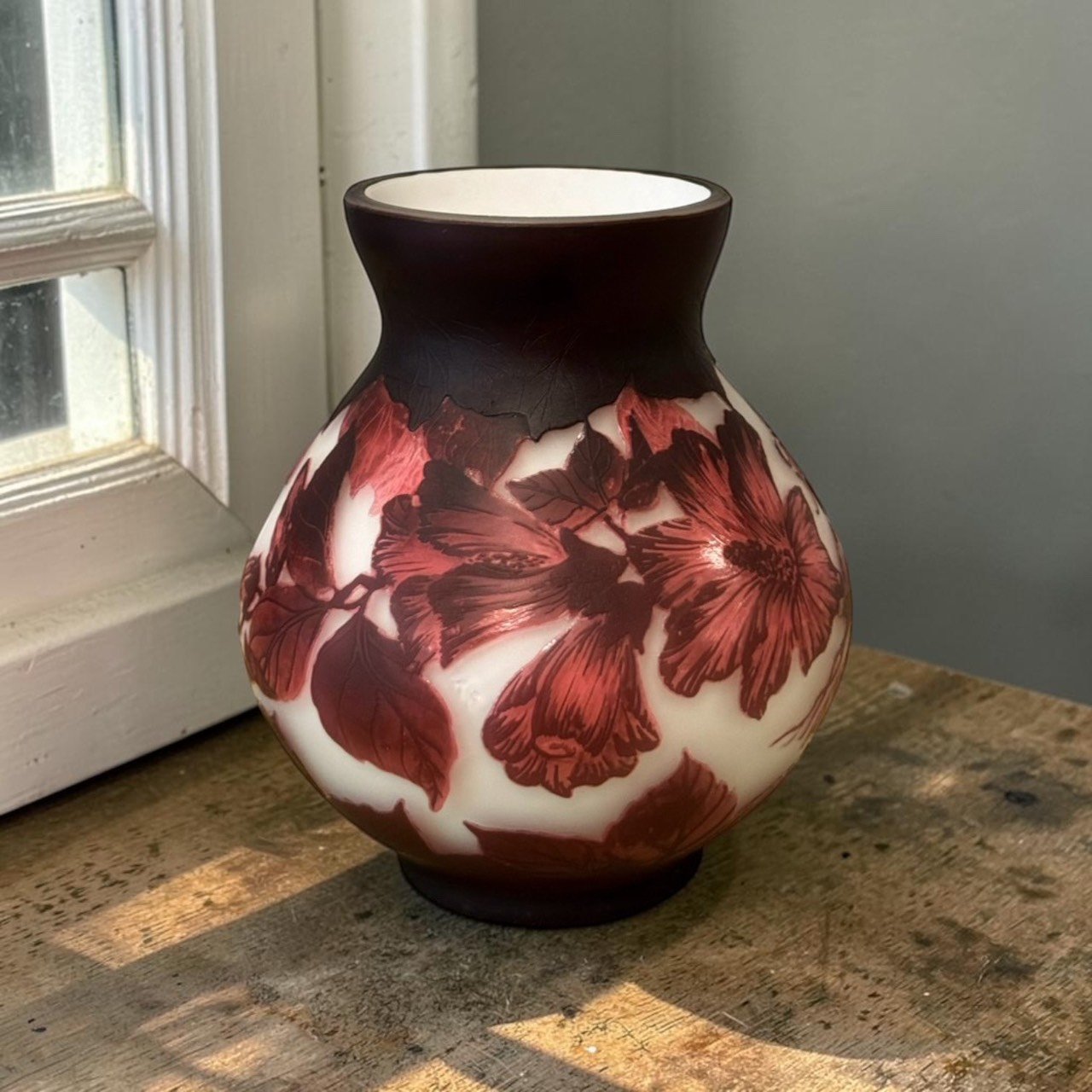 Gallé Style藝術玻璃 加萊風格玻璃花器 日本老件玻璃花瓶 酒紅花卉玻璃花器 乳白套色玻璃花瓶 復古藝術玻璃花器 新藝術風格花瓶 Art Nouveau玻璃花器 歐式古典玻璃擺件 花卉紋藝術玻璃 古董 古物 收藏 大行日本藝術倉儲