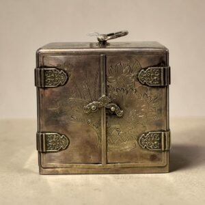 1952神戶老件 STERLING SILVER純銀珠寶櫃 日本純銀老件 純銀雕花珠寶盒 日本金工銀器 花卉雕刻銀器 昭和時期銀器 日本古董珠寶盒 純銀首飾收納盒 日式古典收藏擺件 古董 古物 收藏 大行日本藝術倉儲