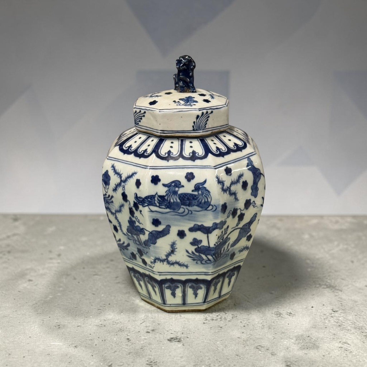 日本青花蓋罐 日本鴛鴦瓷器 鴛鴦戲水蓋罐 青花八角蓋罐 獅鈕青花瓷 荷塘青花瓷器 日本古陶瓷 日本老件擺件 日式古董花器 東方藝術擺件 古董 古物 收藏 大行日本藝術倉儲