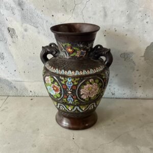 日本銅製花器 日本雙獸耳花器 銅製彩飾花瓶 花卉錦紋花器 日本金工花器 古銅色花瓶 日本老件擺件 牡丹菊花花器 東方古典擺件 日式空間陳設 古董 古物 收藏 大行日本藝術倉儲